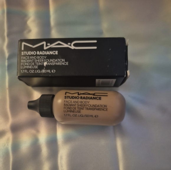 MAC Cosmetics Studio Radiance Foundation - C8 - Picture 1 of 5